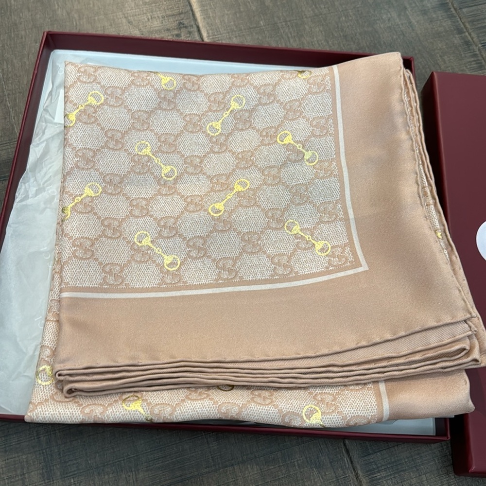 NEW AUTHENTIC GUCCI -GG PRINT WITH HORSEBIT SILK CARRÉ